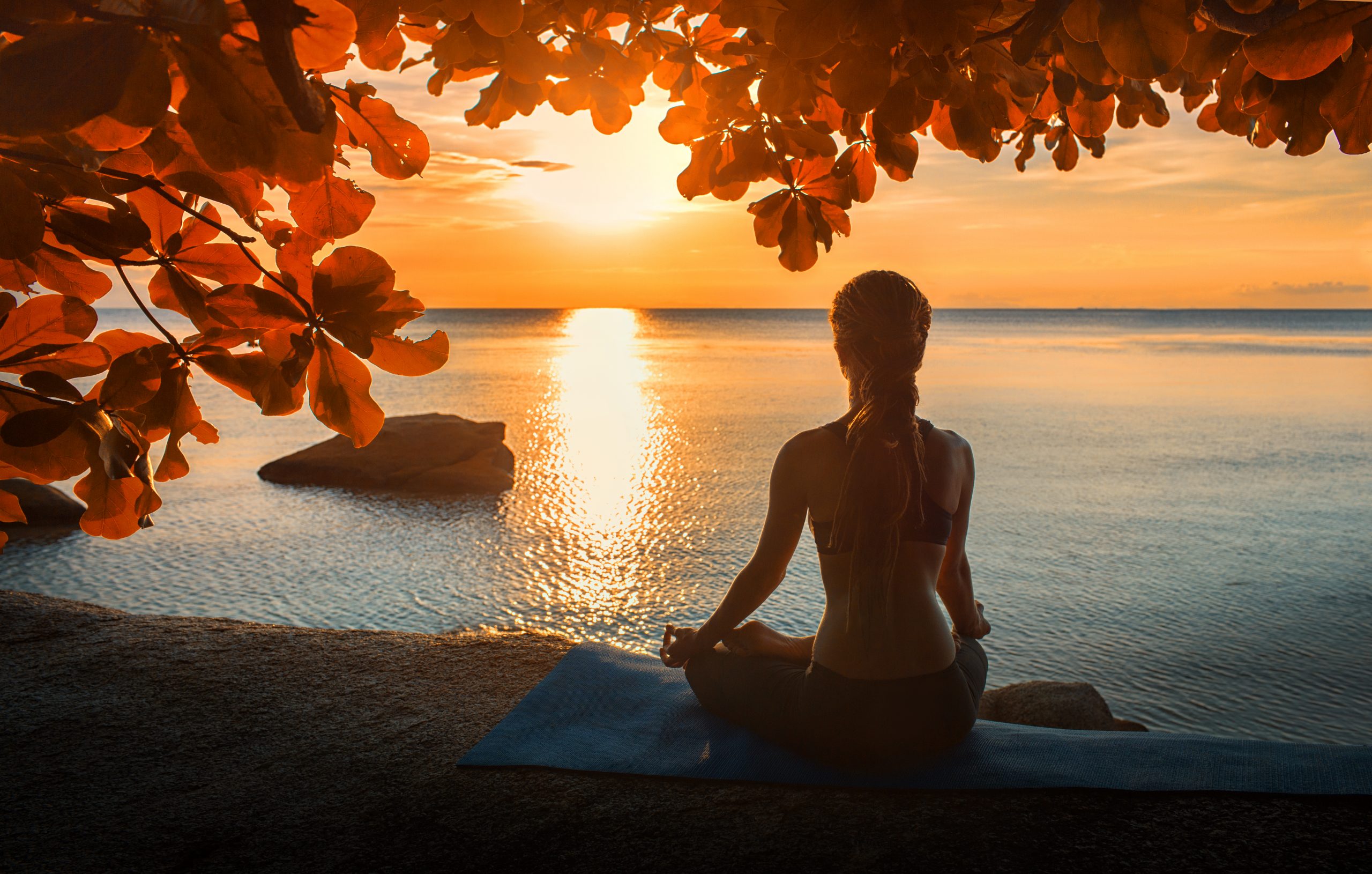 Окружающее спокойно. Девушка в позе лотоса на закате. Медитация на море. Медитация на закате. Медитация на берегу моря.